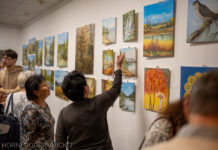 Jak vidíme svět. Vernisáž výstavy přinesla nádherné obrazy, radost i slzy dojetí