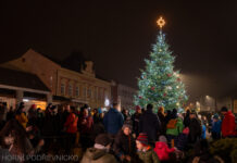 Rozsvícení vánočního stromu ve Vizovicích. Na plném náměstí vytvořili umělci atmosféru jako v chrámu
