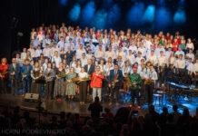 Vyprodané divadlo sledovalo vánoční koncert SDOM v podání 130 interpretů