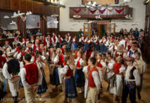 Nejmladší šest měsíců, nejstarší přes osmdesát let. Generací jak na Valašském bále jinde nenajdete