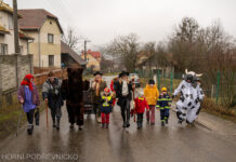 Déšť rodící se tradici nezastavil. Bratřejovem prošel veselý masopustní průvod