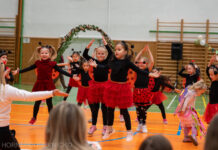 Dětský karneval MŠ Sluníčko přilákal malé i velké navzdory hokeji